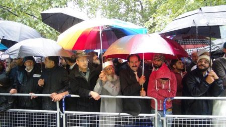 İslam'a hakaret içeren film, ABD'nin Londra Büyükelçiliği önünde protesto edildi