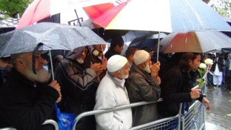 İslam'a hakaret içeren film, ABD'nin Londra Büyükelçiliği önünde protesto edildi