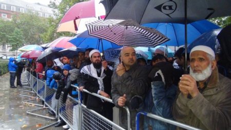 İslam'a hakaret içeren film, ABD'nin Londra Büyükelçiliği önünde protesto edildi