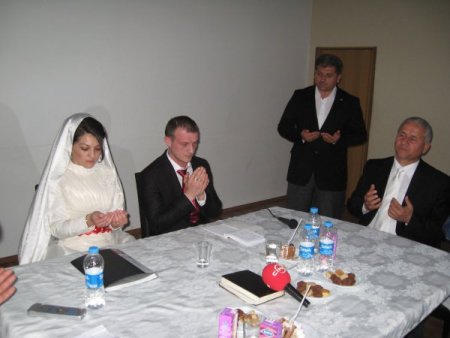 İslamiyeti araştırırken tanıştığı Yunus ile evlenerek Müslüman oldu