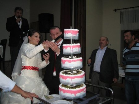 İslamiyeti araştırırken tanıştığı Yunus ile evlenerek Müslüman oldu