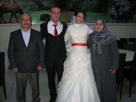 İslamiyeti araştırırken tanıştığı Yunus ile evlenerek Müslüman oldu