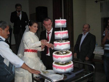 İslamiyeti araştırırken tanıştığı Yunus ile evlenerek Müslüman oldu