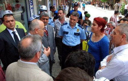 İşler Kötü Gidince, Kapattırdıkları Caddenin Açılmasını İstediler