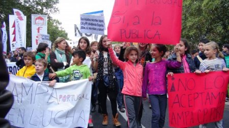 İspanya’da binlerce kişi Eğitim Bakanı’nın istifasını istedi