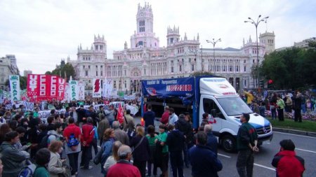 İspanya’da binlerce kişi Eğitim Bakanı’nın istifasını istedi
