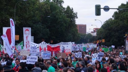 İspanya’da binlerce kişi Eğitim Bakanı’nın istifasını istedi