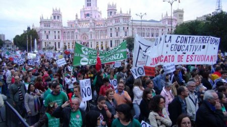 İspanya’da binlerce kişi Eğitim Bakanı’nın istifasını istedi