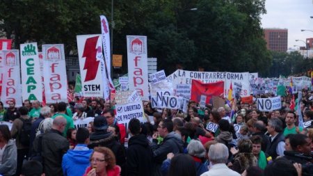 İspanya’da binlerce kişi Eğitim Bakanı’nın istifasını istedi