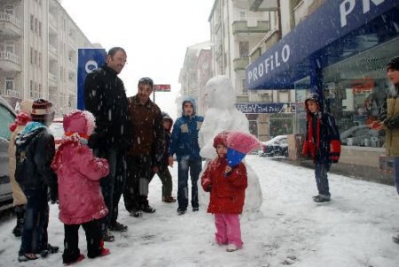 Isparta'da Kar Yağdı, Çocuklar Sokağa Fırladı