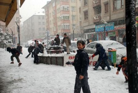 Isparta'da Kar Yağdı, Çocuklar Sokağa Fırladı
