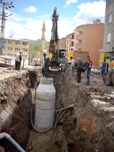 İspir'de alt yapı değişiyor