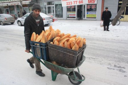 İşportacılar, eksi 15 derecede ekmek mücadelesi veriyor