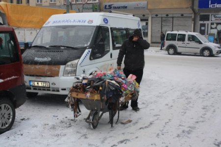 İşportacılar, eksi 15 derecede ekmek mücadelesi veriyor