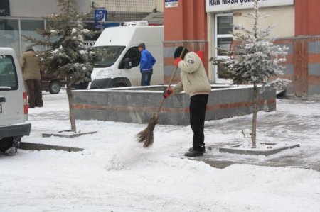 İşportacılar, eksi 15 derecede ekmek mücadelesi veriyor