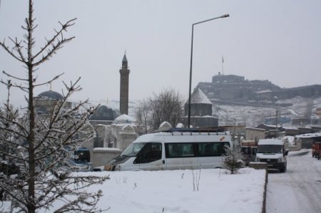 İşportacılar, eksi 15 derecede ekmek mücadelesi veriyor