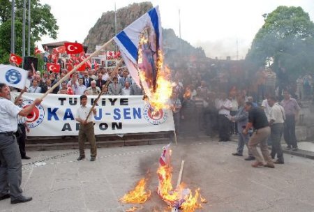 İsrail Başbakanı Netanyahu'nun Resmi, İsrail Ve Abd Bayrağı Yakıldı