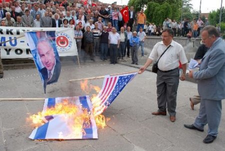 İsrail Başbakanı Netanyahu'nun Resmi, İsrail Ve Abd Bayrağı Yakıldı