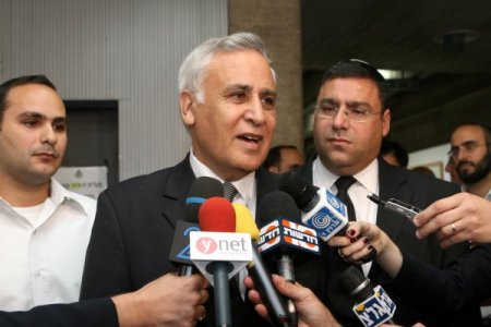 İsrail Cumhurbaşkanı Katsav'a 7 Yıl Hapis Cezası Verildi