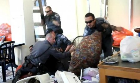 İsrail Polisinin Arap Aileye Saldırı Anları Görüntülendi