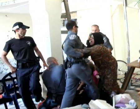 İsrail Polisinin Arap Aileye Saldırı Anları Görüntülendi