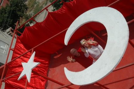 İsrail'i Protesto İçin Evinin Çatısına Türk Bayrağı Yaptı