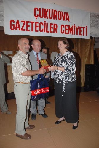 İsrail'in Kelepçe Taktığı Gazeteciye Abd Konsolosu 'özel Ödül' Verdi