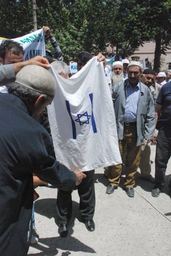 İsrail'in Saldırısında Hayatını Kaybedenler İçin Gıyabi Cenaze Namazı Kılındı