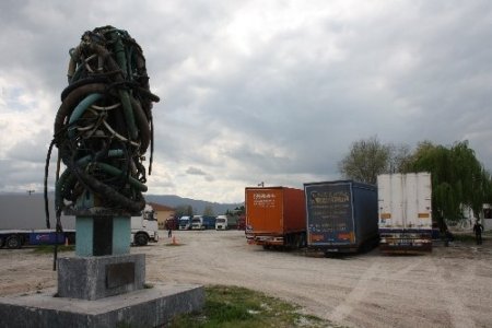 İsrailli sanatçının yaptığı deprem anıtı TIR garajının ortasında kaldı