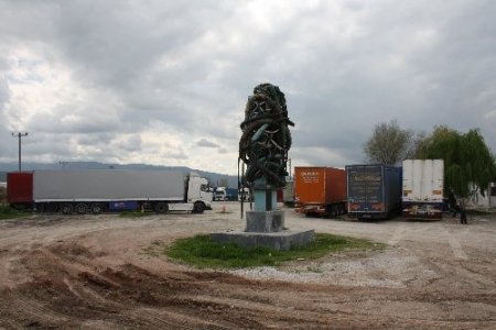 İsrailli sanatçının yaptığı deprem anıtı TIR garajının ortasında kaldı