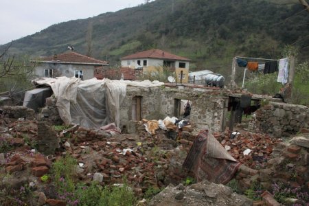 İşsiz baba 7 kişilik ailesiyle barakada yaşam mücadelesi veriyor