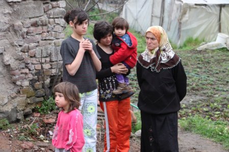 İşsiz baba 7 kişilik ailesiyle barakada yaşam mücadelesi veriyor