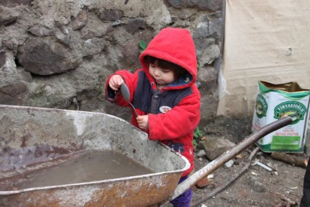 İşsiz baba 7 kişilik ailesiyle barakada yaşam mücadelesi veriyor