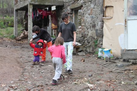 İşsiz baba 7 kişilik ailesiyle barakada yaşam mücadelesi veriyor