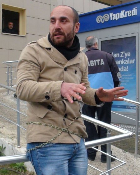 ‘İşsizim’ dedi, kendisini belediye önüne zincirledi