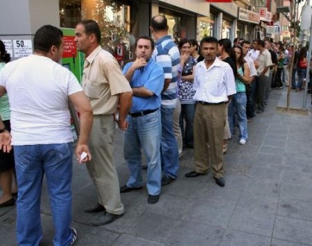 İşsizler Maaş İçin Kuyruğa Girdi