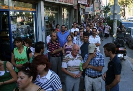 İşsizler Maaş İçin Kuyruğa Girdi