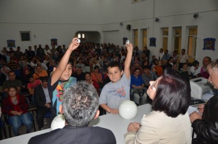 İşsizlerin kura çekimini çocukları yaptı