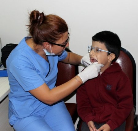 İstanbul Aydın Üniversitesi’nden engelli çocuklara diş taraması