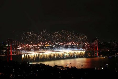 İstanbul Boğazı'nda Görkemli Cumhuriyet Kutlaması