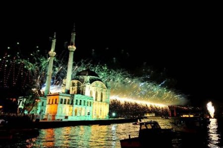 İstanbul Boğazı'nda Görkemli Cumhuriyet Kutlaması