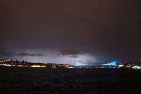 İstanbul gece çakan şimşeklerle aydınlandı