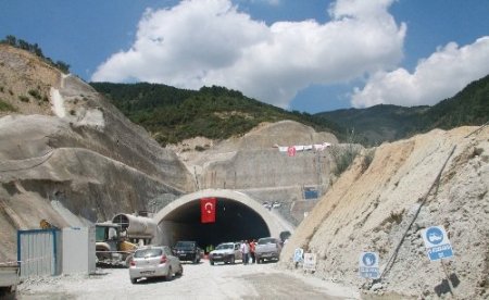 İstanbul-İzmir'i 3 saate düşürecek Samanlı Tüneli'nde yarıya gelindi