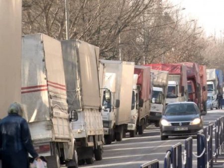 İstanbul'da 30 Kamyon Dolusu Taklit Ayakkabı Ve Kazak Ele Geçirildi
