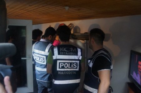 İstanbul'da 300 Polis 6 İlçede Eş Zamanlı Uyuşturucu Operasyonu Yaptı