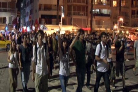 İstanbul’da çıkan olaylar İzmir’de protesto edildi