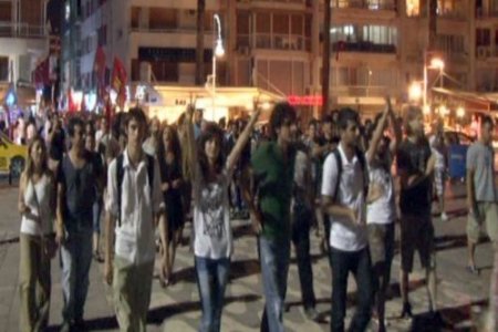 İstanbul’da çıkan olaylar İzmir’de protesto edildi