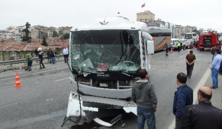 İstanbul'da karşı yöne geçen servis otobüs faciası