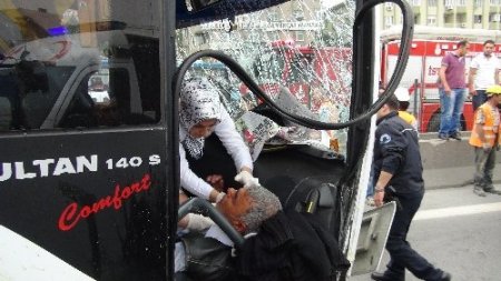 İstanbul'da karşı yöne geçen servis otobüs faciası