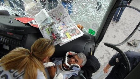 İstanbul'da karşı yöne geçen servis otobüs faciası